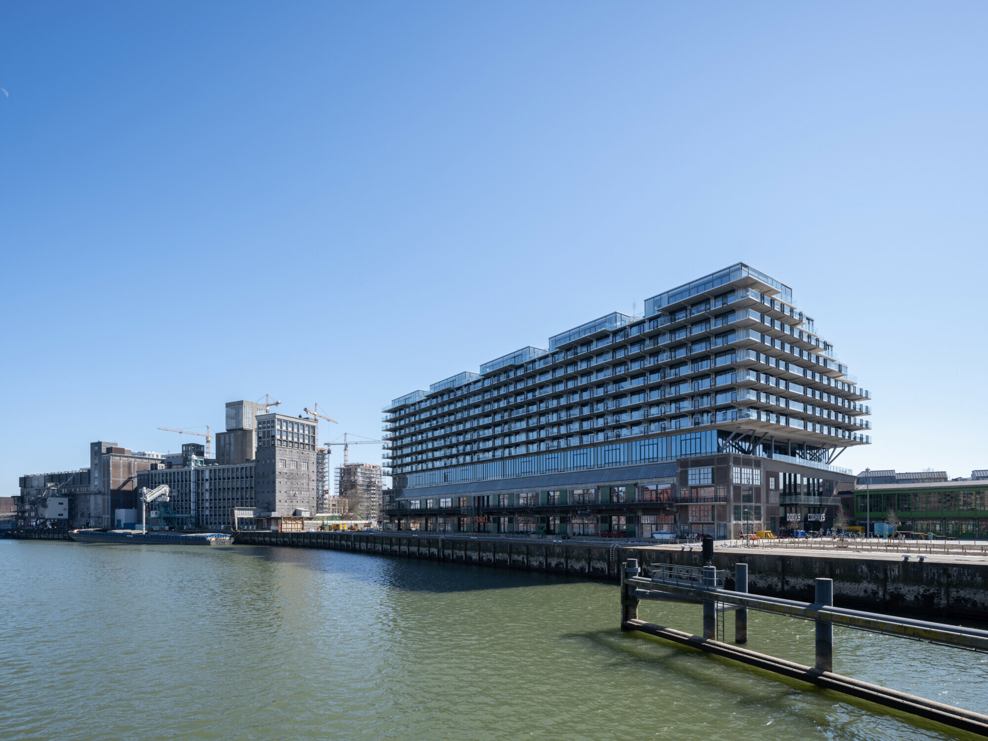 Den niederländischen Mei architects and planners gelang die markante Einbindung und Erweiterung eines historischen Dockgebäudes unweit des Zentrums von Rotterdam.