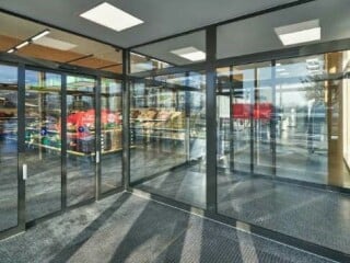 Automatische Schiebetüren gewährleisten komfortable und sichere Zugänge zu Gebäuden.Bekannte Einsatzgebiete sind Krankenhäuser, Kaufhäuser, Apotheken oder Supermärkte (im Bild).
