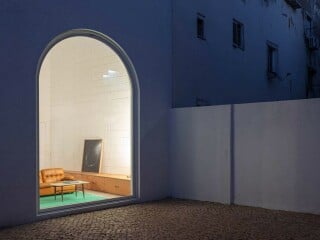 Eine winzige Baulücke füllt das neue Wohnhaus Dodged House im Lissaboner Altstadtviertel Bairro da Mouraria. Entworfen hat es der portugiesische Architekt Daniel Zamarbide in Zusammenarbeit mit dem Genfer Architekten Leopold Banchini.