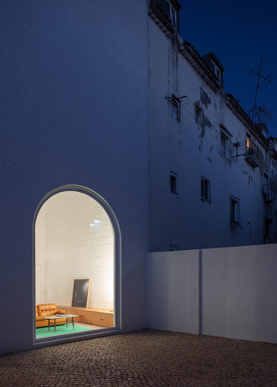 Ein übergroßes Bogenfenster als gläserne Drehtür öffnet sich zum privaten Patio. Mit den Bogenfenstern zitieren die Planer das berühmte Walter Luther Dodge House (1916 in Hollywood) von Irving Gill. 