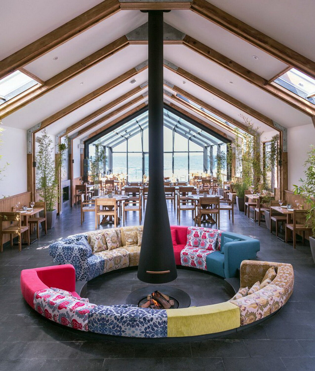 Hängender Kaminofen mit offener Brennschale | Heizung | News/Produkte