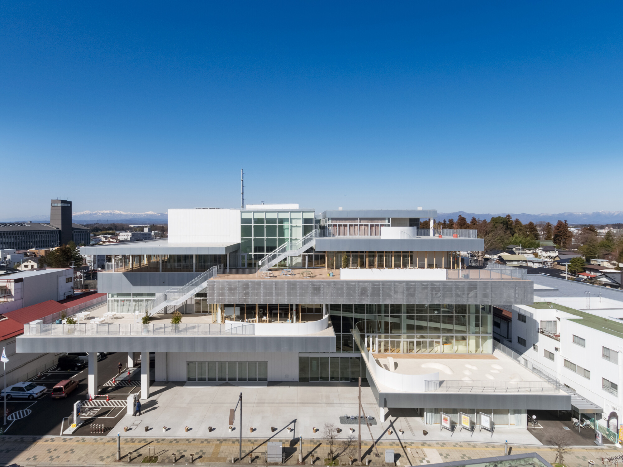 Partizipativ mit den Stadtbewohnern Sukagawas ist unter Federführung von Unemori Architects und Ishimoto Architectural & Engineering ein imposanter Neubau gestaltet worden, dessen Volumen durch Stapeln in Ebenen geschickt aufgeteilt worden ist.
