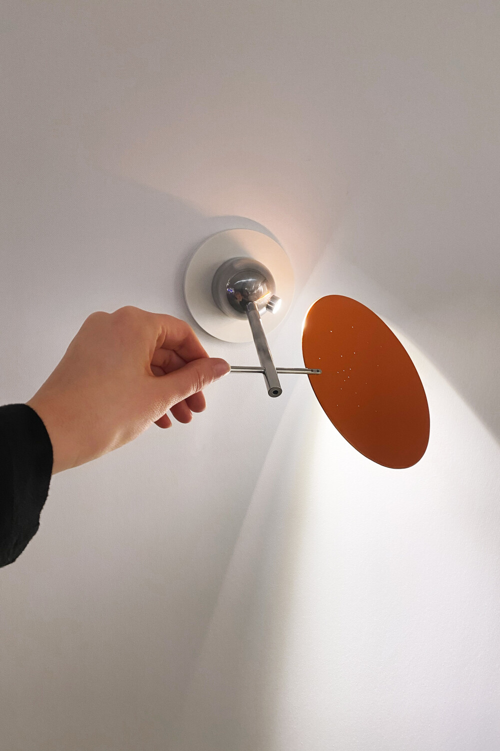 An einem um 360 Grad drehbaren halbkugelförmigen Gehäuse mit seitlichem LED-Strahler ist über eine Halterung ein Spiegel befestigt, der das Licht an die gewünschte Stelle wirft.