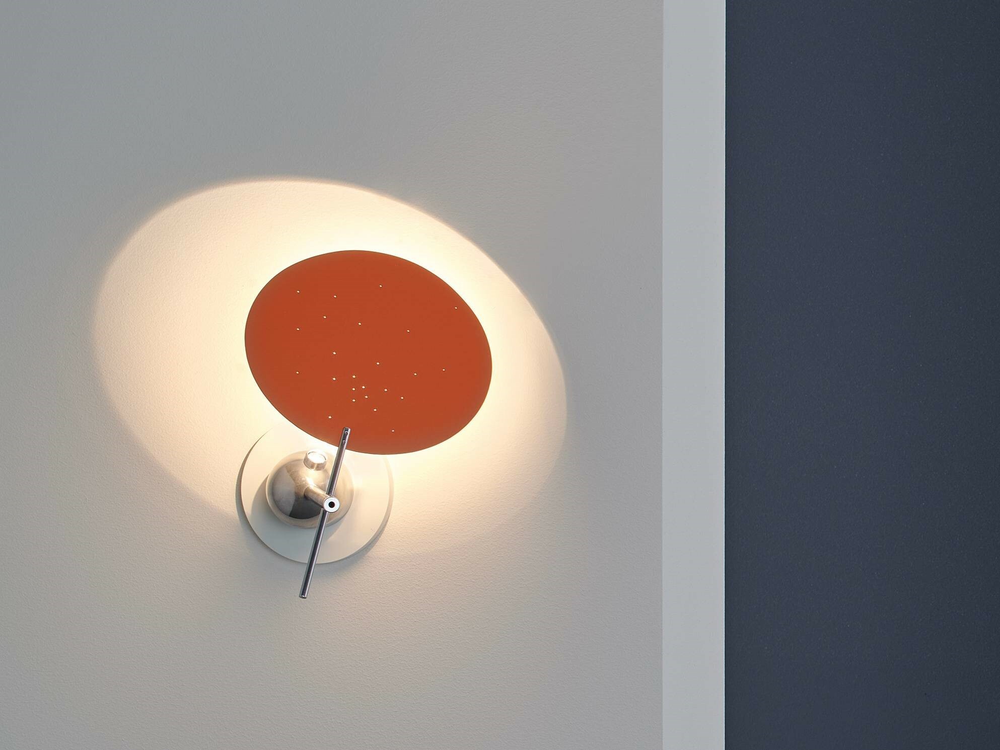 Ein rotierendes Lichtspiel: Mit Orbittu von Axel Schmid und David Engelhorn aus dem Ingo Maurer Designteam erweitert ein ebenso funktionaler und eleganter wie verspielter Lichtaufsatz das System Plug & Light.