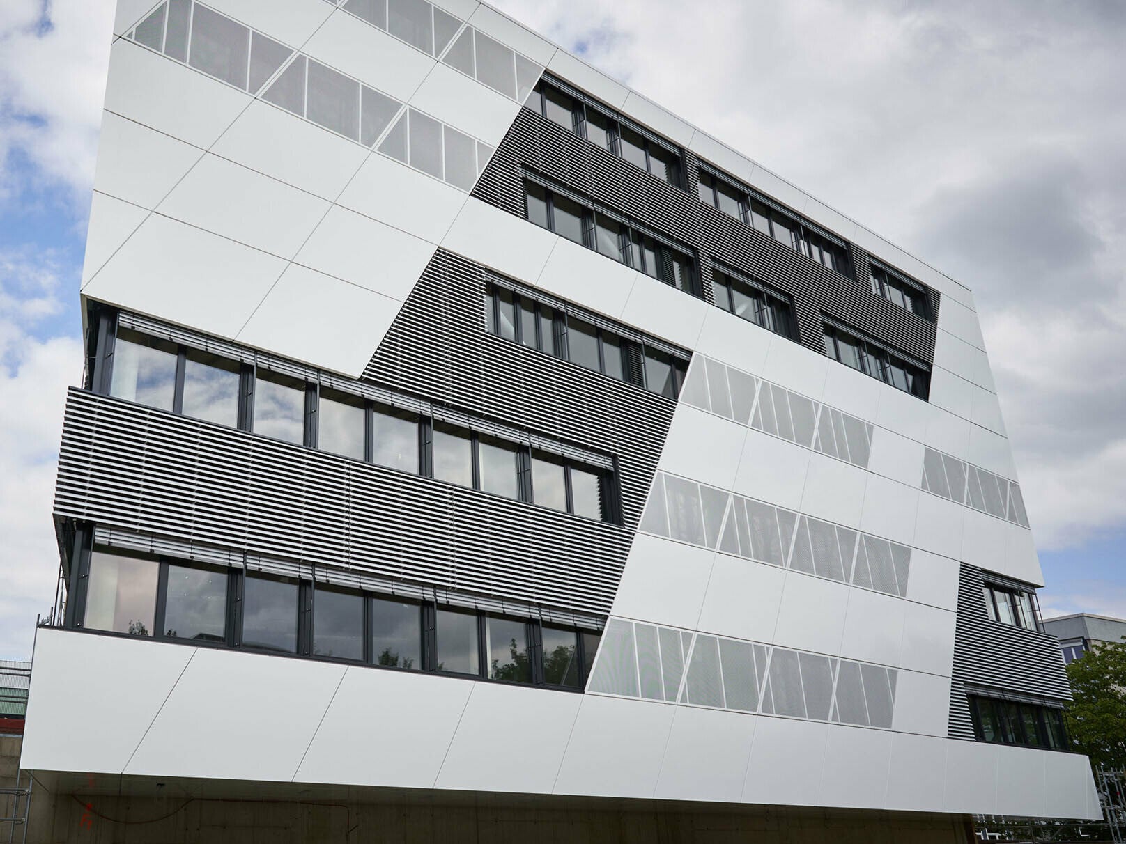 Ab dem Wintersemester 2021/22 soll im neuen „Kompetenzzentrum Mobilität“ der FH Aachen geforscht und studiert werden. Entworfen wurde der Neubau vom studioMDA, New York. 