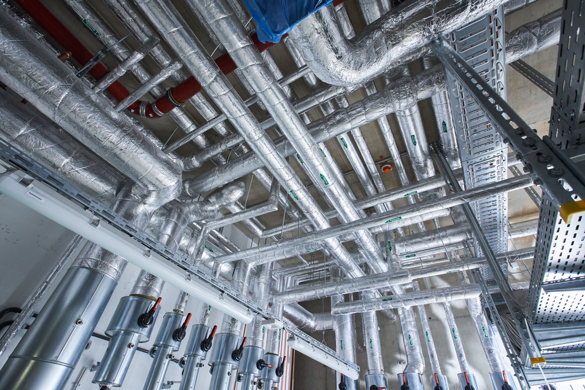 Rund 4,5 km warmgehende Leitungen und über einen Kilometer kaltgehende Leitungen wurden in dem Hochschulgebäude verbaut.