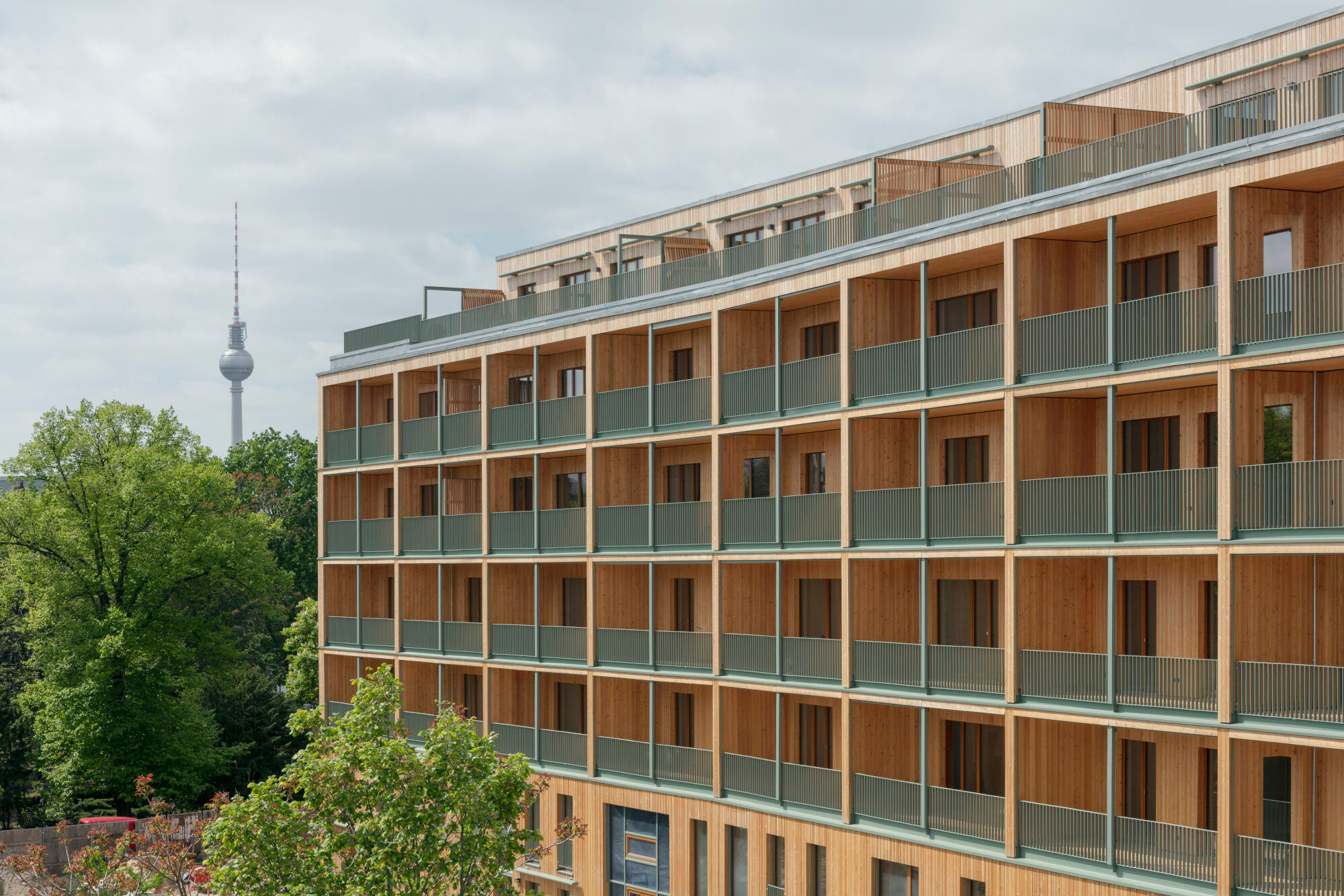 An den nach Süden gerichteten, tiefen Loggien zum parkähnlichen Friedhofsgelände wird die Schottenbauweise ablesbar. 