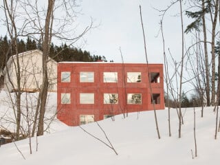 Ein kürzlich in Lillehammer fertig gestelltes Mehrfamilienhaus nach einem Entwurf von Sanden + Hodnekvam Arkitekter setzt durch seine Konstruktion und Erscheinung ein Ausrufezeichen in die Landschaft.