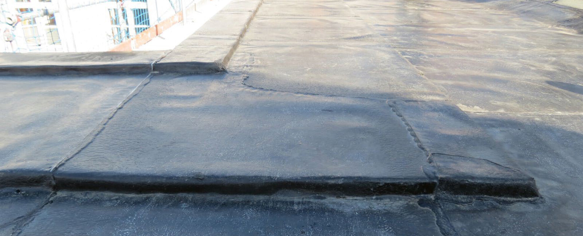 Abgedekt wurde die Flachdachdämmung mit Bitumenbahnen und anschließend eine Schaumglasdämmung im Verbund mit Heißbitumen aufgebracht.
