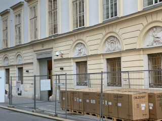 In Wien wurde das Dach des Palais Pálffy mit den mineralischen Wärmedämmplatten Calostat Pure von Hersteller Evonik saniert.