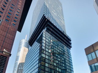 Der Ende 2019 fertiggestellte Omniturm vom dänischen Architekturbüro Bjarke Ingels Group ist nun markanter Bestandteil der Frankfurter Skyline.