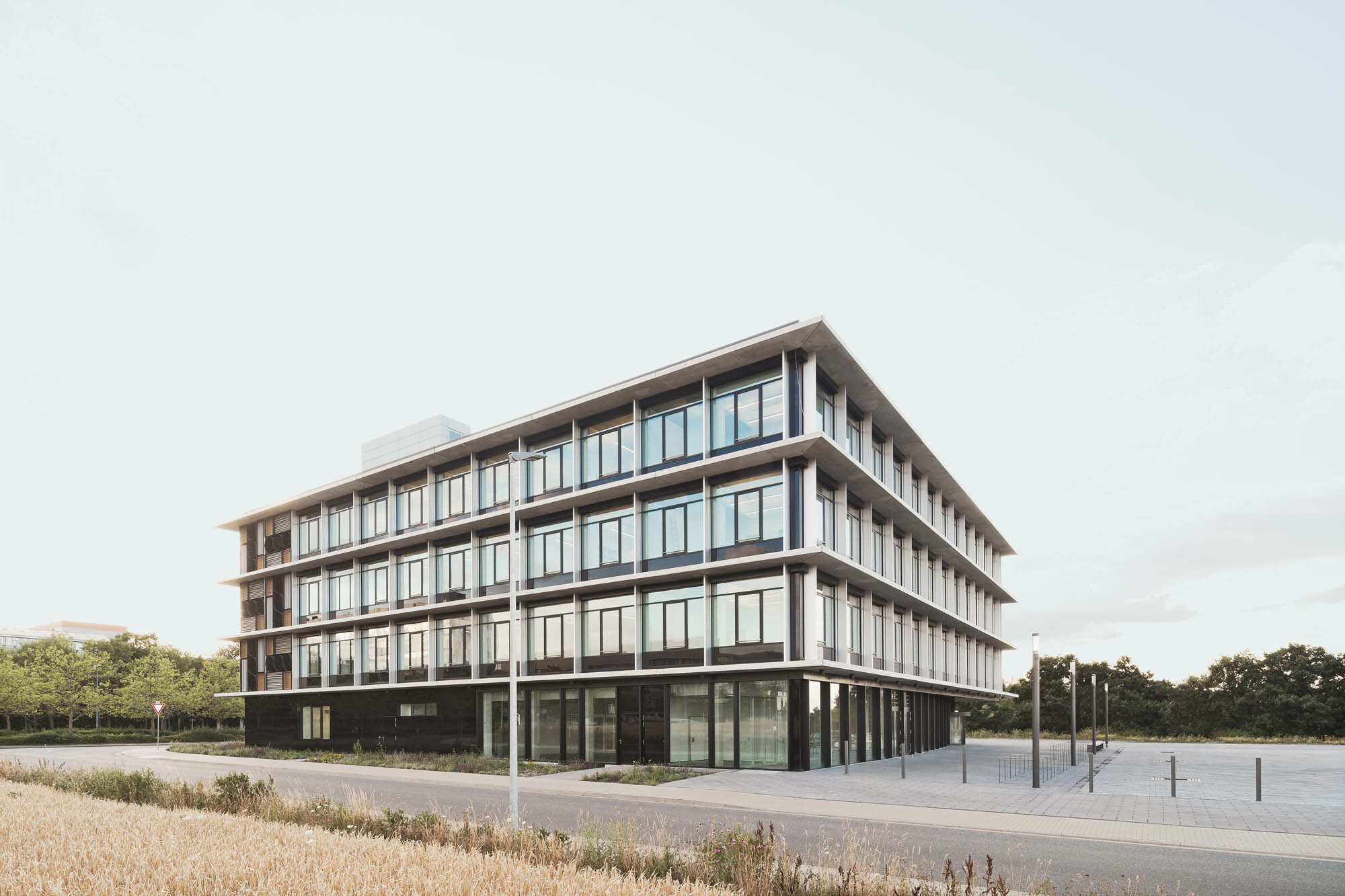 Das Institutsgebäude wurde nach Plänen des Büros Heinle, Wischer und Partner errichtet.