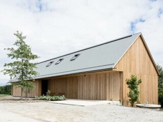 Das Wohnhaus für eine vierköpfige Familie nach Plänen von Wolf Architektur ist in der oberösterreichischen Ortschaft Hinterndobl entstanden.