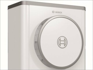 Durch ihre kompakten Abmessungen und den geringen Geräuschpegel eignet sich die Luft-Wasser-Wärmepumpe Compress 7400i AW von Bosch auch für den Einsatz in enger bebauten Wohngegenden.