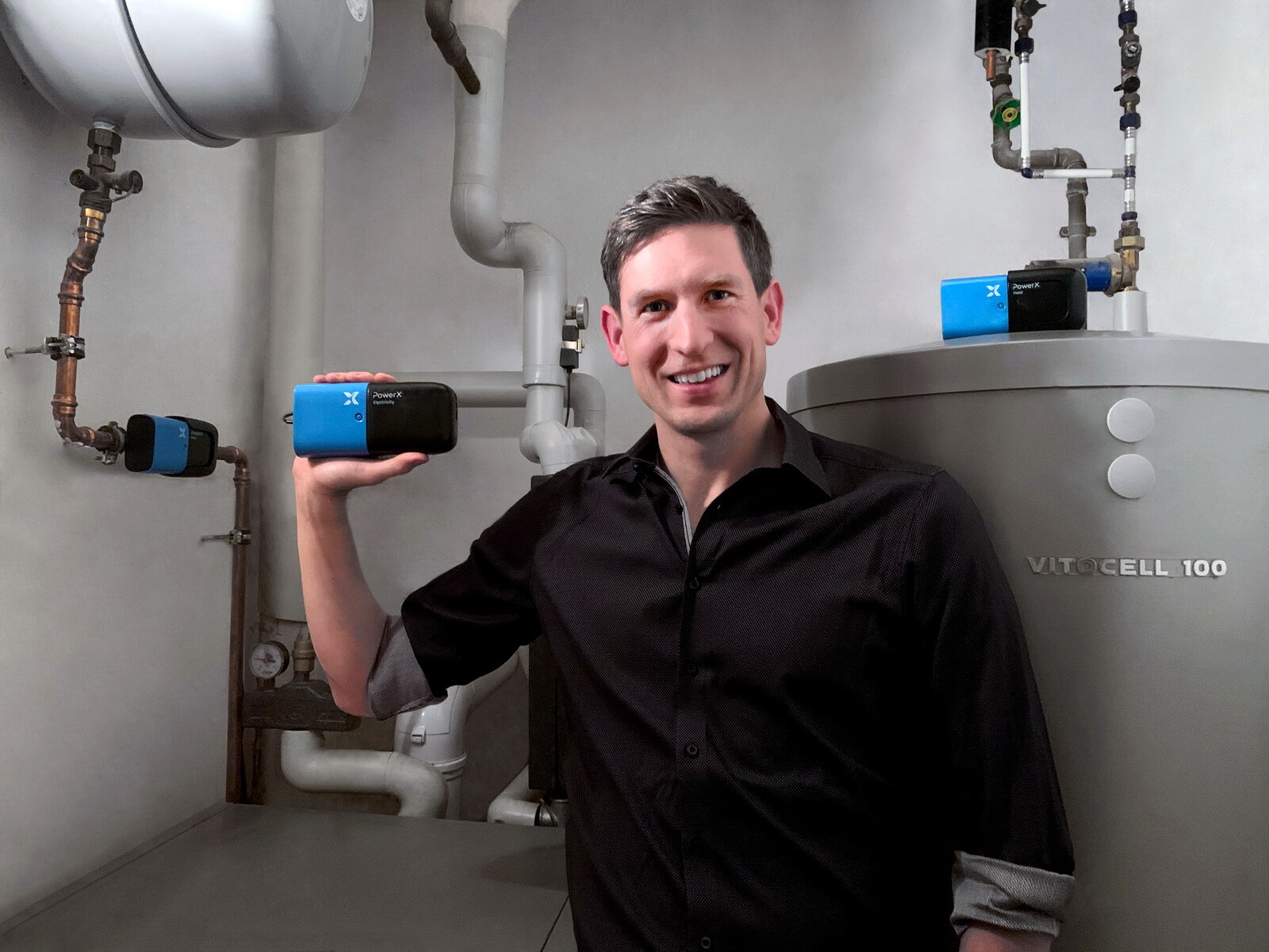 Der Gründer Manuel Schönfeld präsentiert die drei Geräte PowerX Heat, PowerX Water und PowerX Electricity. Sie werden an die Therme, die Hauptwasserleitung oder den Stromverteilerkasten geklippt und mit dem WLAN verbunden.