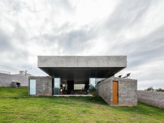 Vereda Arquitetos schufen am Rande der brasilianischen Ortschaft Salto de Pirapora ein Wohnhaus mit einem markanten Dach. 