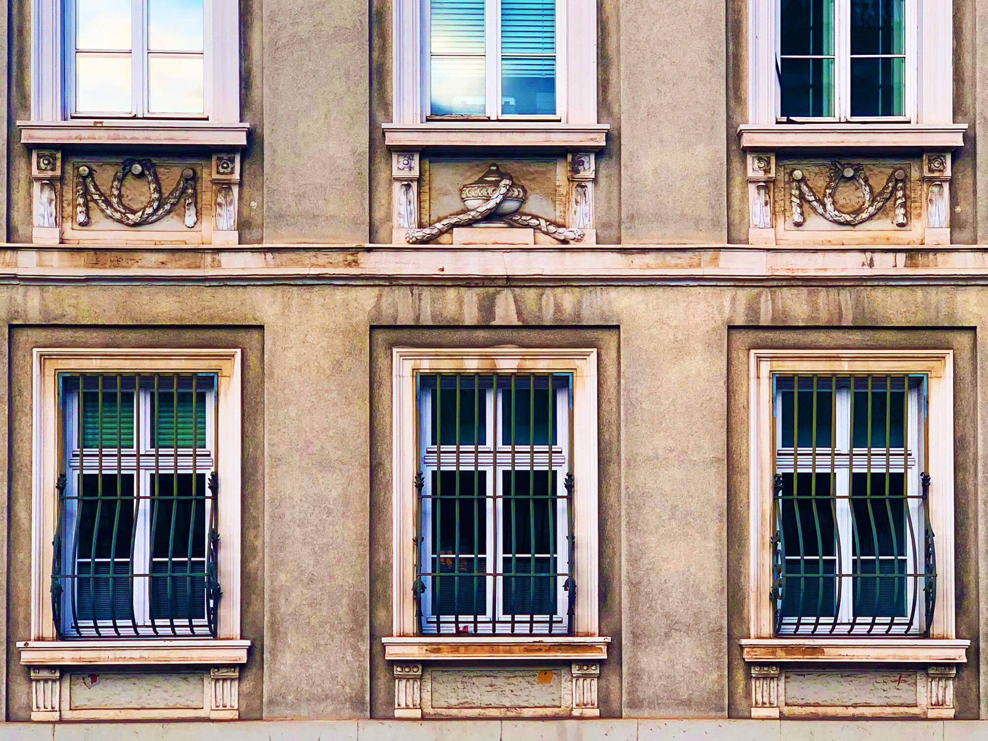 Fensterbänke als Bestandteile eines Fensters mitsamt Laibungen, Konsolen, Sohlbänken und Stuckschmuck