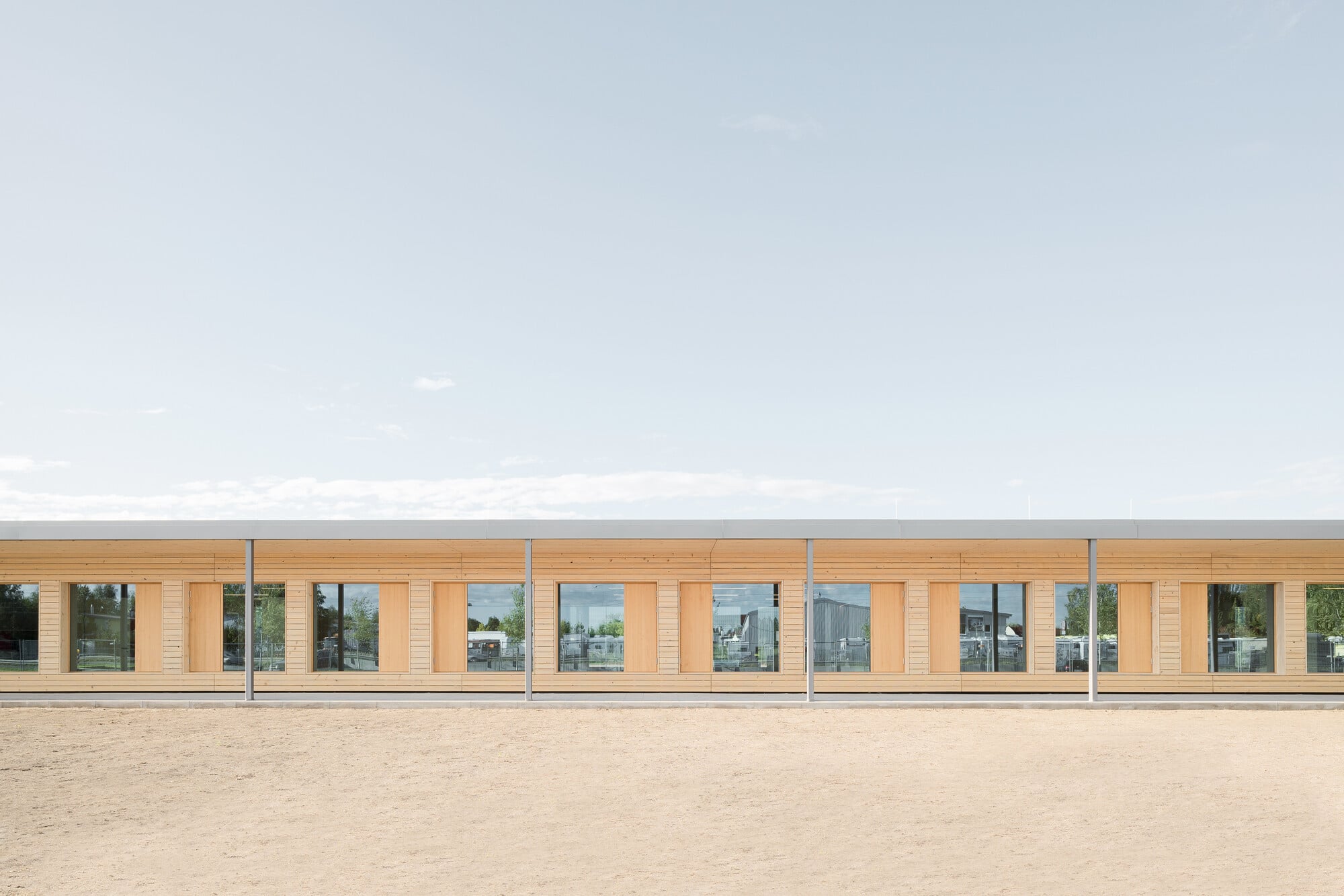 Das Gebäude wurde in konstruktiver Massivholzbauweise nach Plänen des Architekturbüros Allmann Sattler Wappner errichtet.