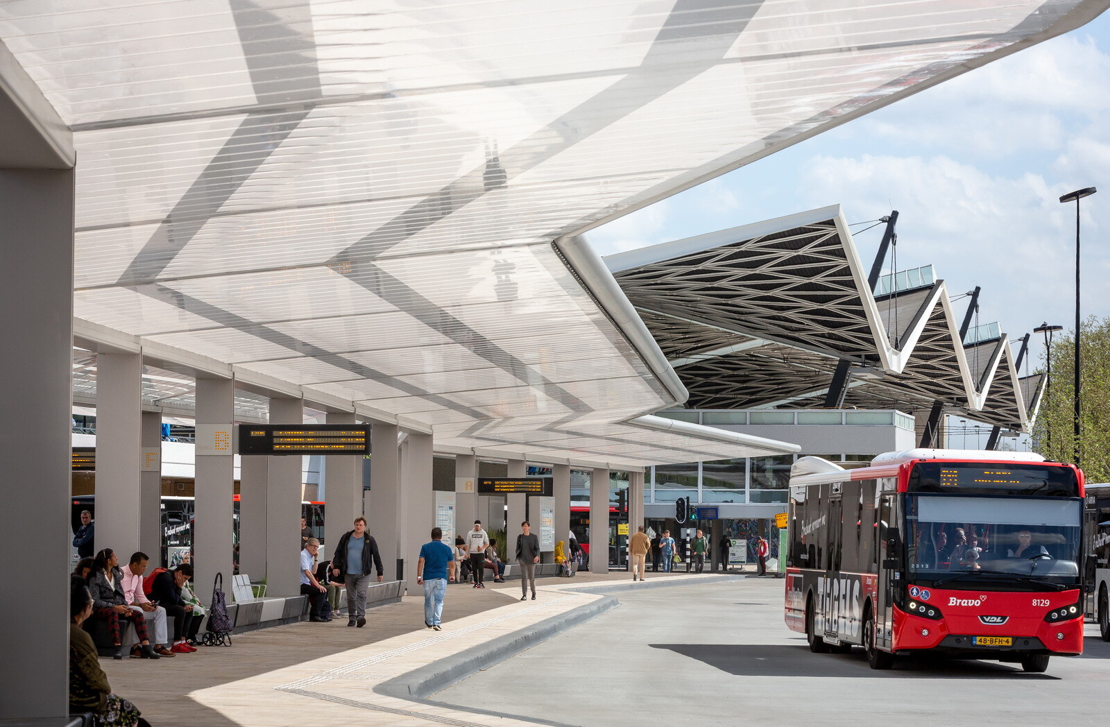 Überspannt wird die Plattform von einem leichten und transluzenten Dach, das die Bussteige vollständig und die an- und abfahrenden Busse teilweise überdeckt.