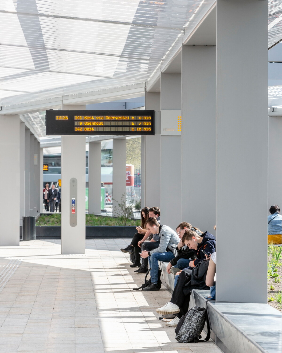 In den schmalen Stützen sind die Entwässerung, die Elektrik sowie die Notrufanlage untergebracht.