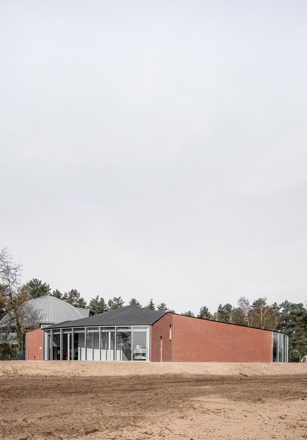 Als Ausstellungsfläche und Produktionsstätte dient der neue Atelieranbau, der von Hideyuki Nakayama Architecture aus Tokio und dem Pariser Architekturbüro List Architecture Urbanisme entworfen wurde.