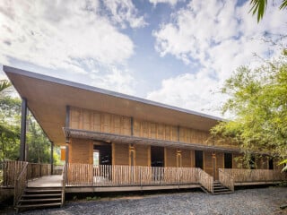 Das von T3 architects aus Ho-Chi-Minh-Stadt geschaffene, einfache Bauwerk aus lokalen Materialien fügt sich gut in die Umgebung.