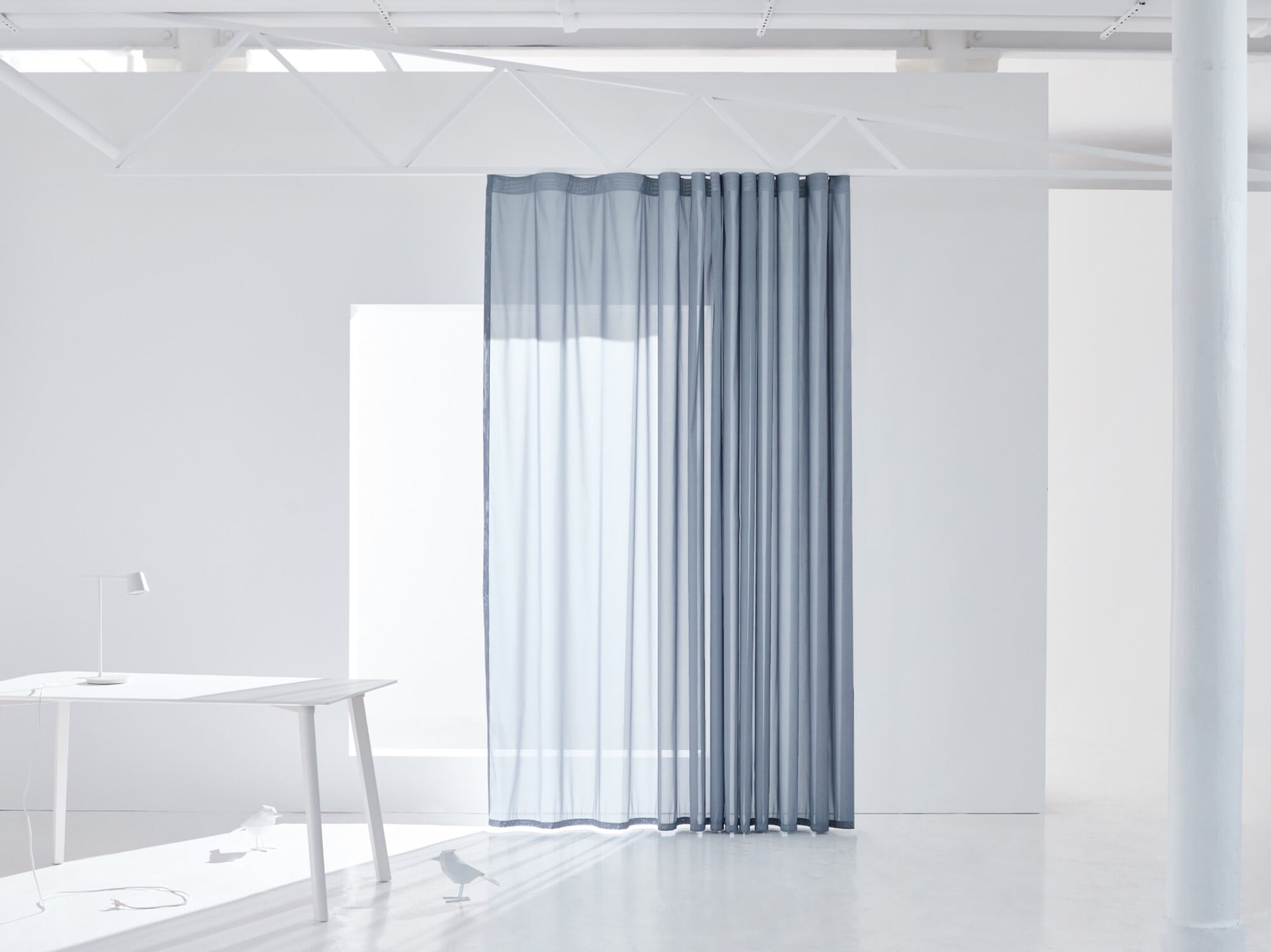Mit der neuen Kollektion der Vorhangstoffe Glare & Heat will der Hersteller Création Baumann sich auf die Nutzung in Homeoffice und Büro ausrichten.