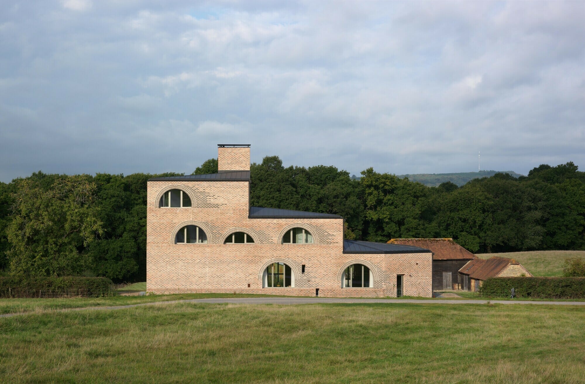 Neben der Kubatur sind insbesondere die unterschiedlich großen Rundbogenfenster der Längsseiten ein außergewöhnliches Detail in der britischen (Architektur-)Landschaft.