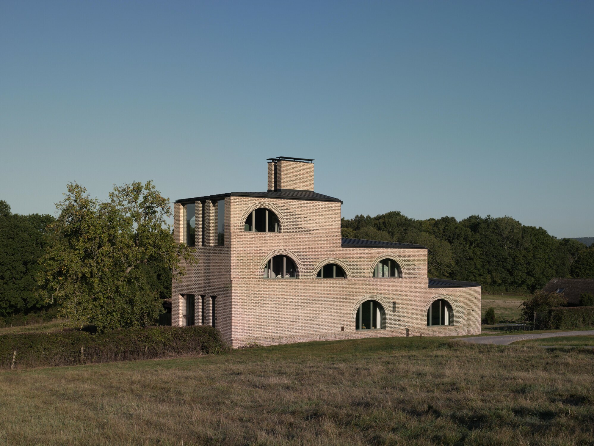Der im Süden dreigeschossige Bau treppt nach Norden auf ein Geschoss ab.