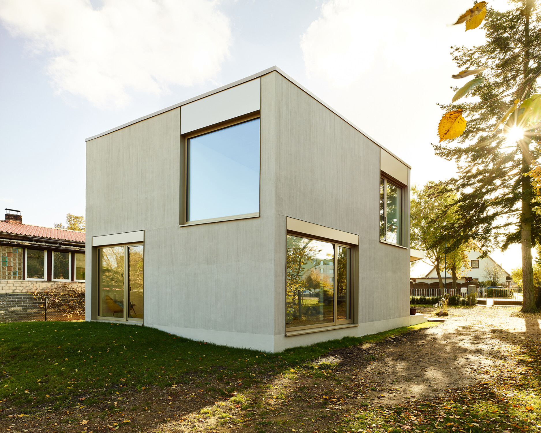 Das neue Wohnhaus erhielt das Volumen eines unregelmäßigen, hexagonalen Prismas mit 158 Quadratmetern Wohnfläche auf zwei Stockwerken. 