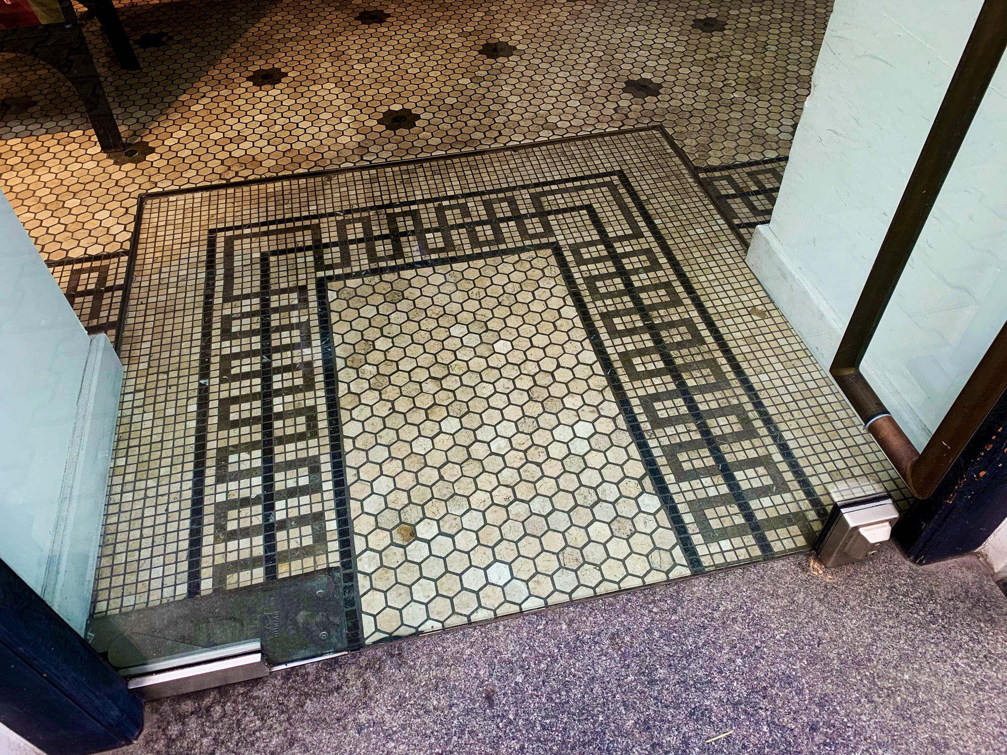 Halbiertes Mosaikfeld mit Hexagonen und Mäander