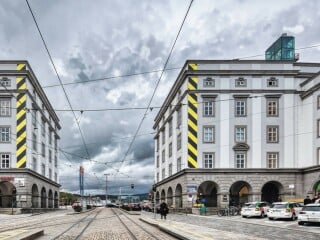 Nach Norden hin wird der Linzer Hauptplatz durch die Brückkopfbauten Roderich Ficks abgeschlossen.