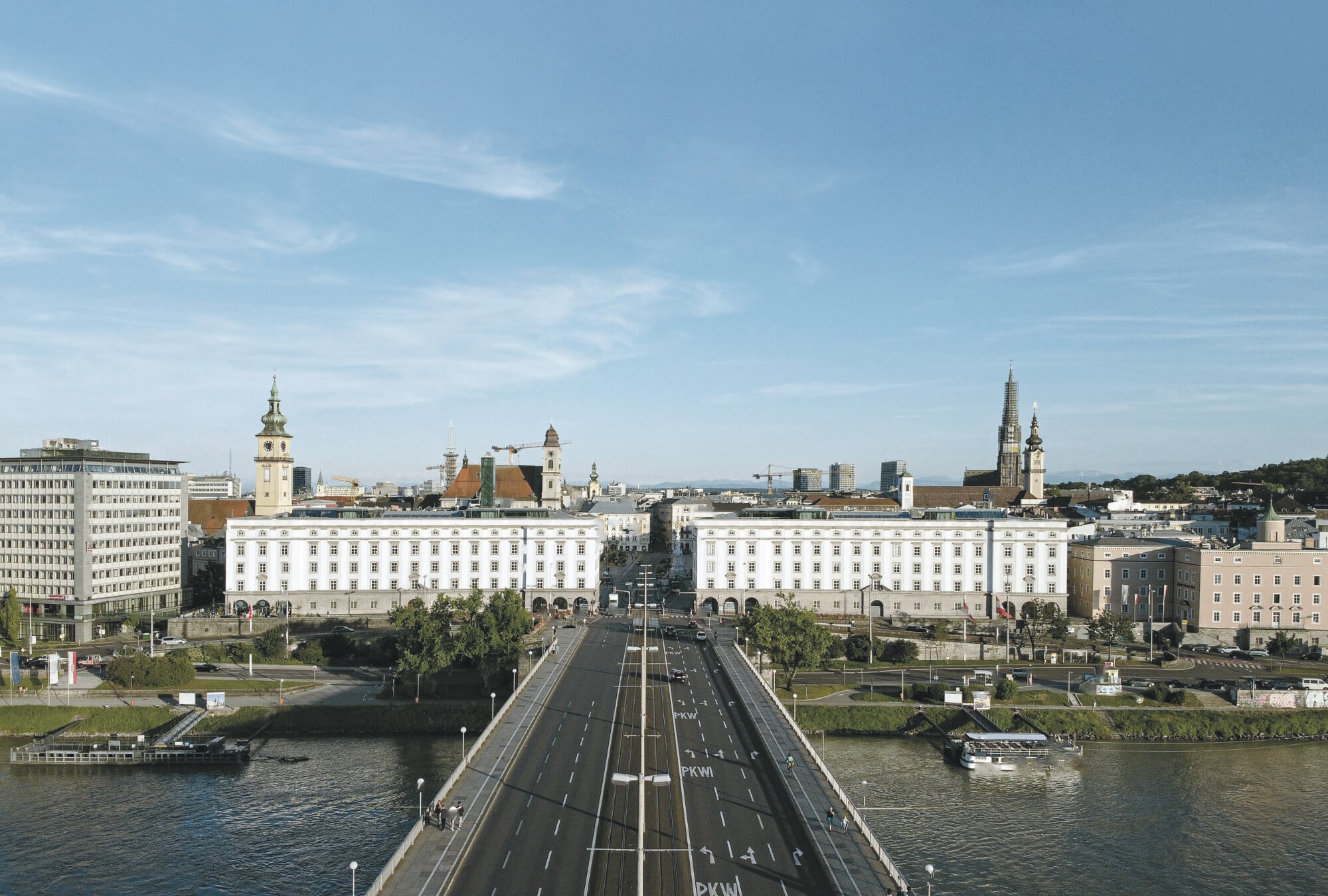 Die weitgehend symmetrischen Gebäude akzentuieren das Ende der Nibelungenbrücke, die vom Linzer Stadtteil Urfahr geradewegs in Zentrum führt.