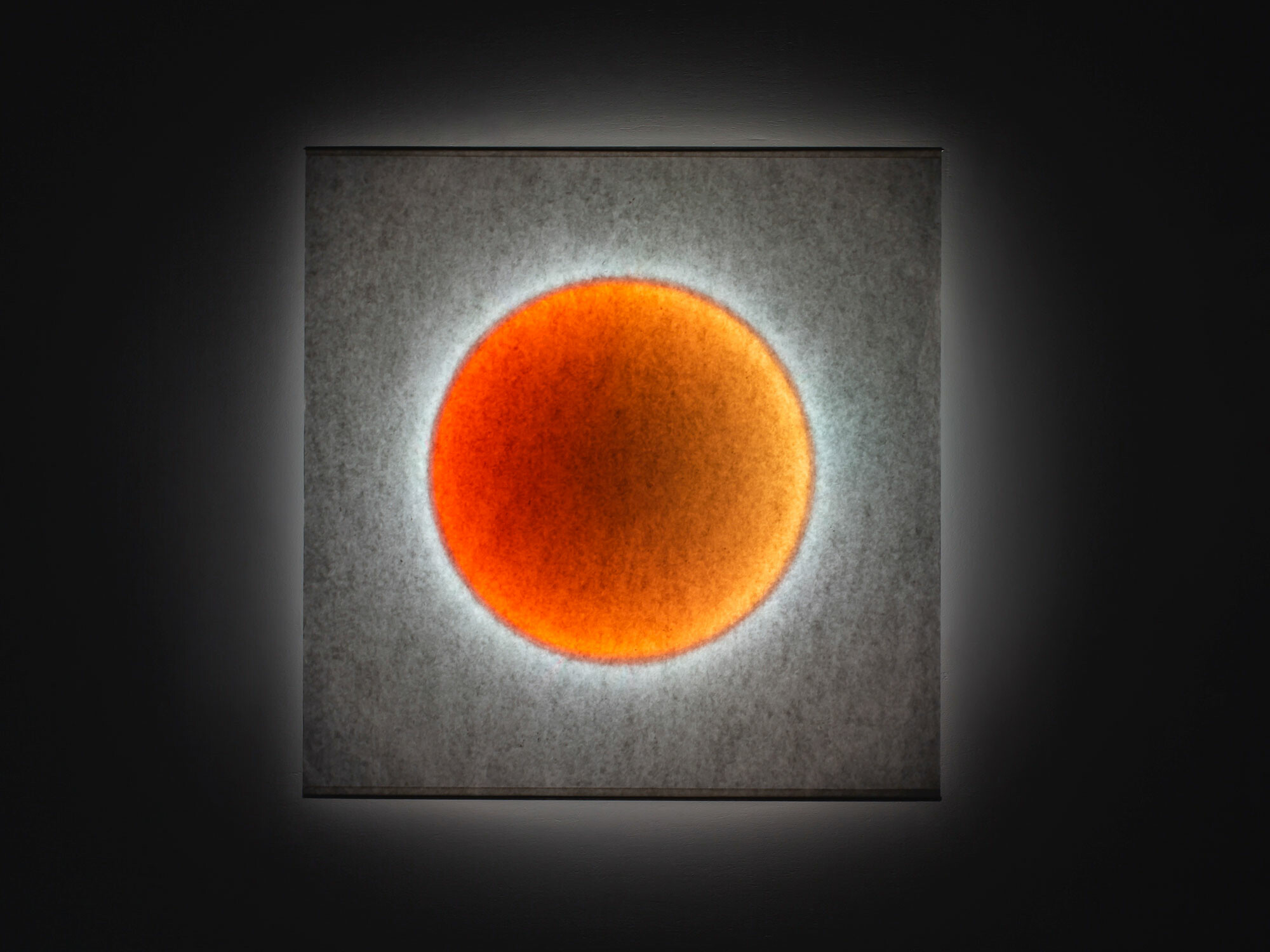 Wandleuchte mit Mond-Simulation | Licht | News/Produkte | Baunetz_Wissen