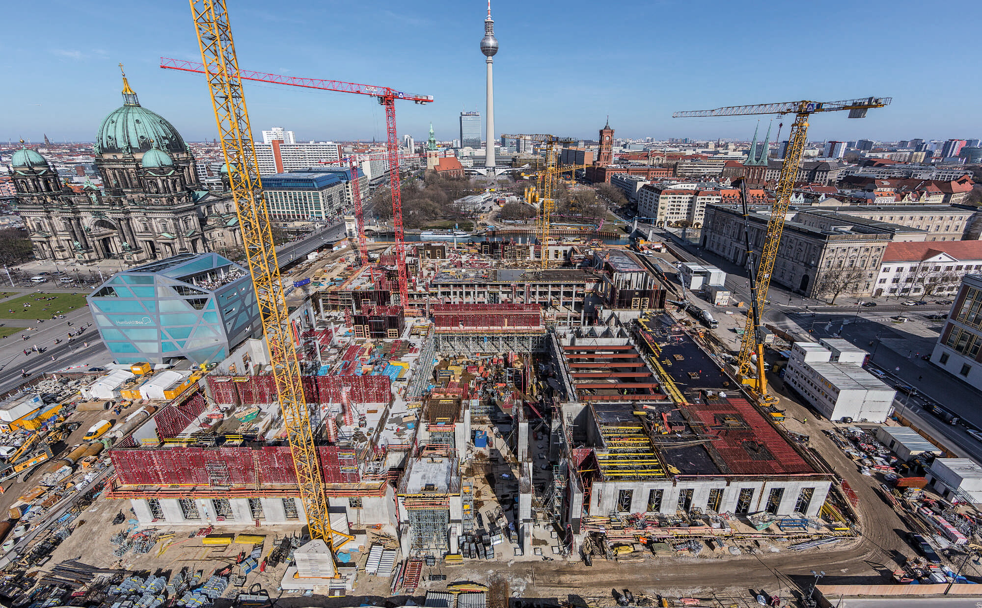 Bei der Verwirklichung traf zeitgenössischer, wirtschaftlicher Rohbau auf aufwendiges traditionelles Handwerk bei der Fassadengestaltung.