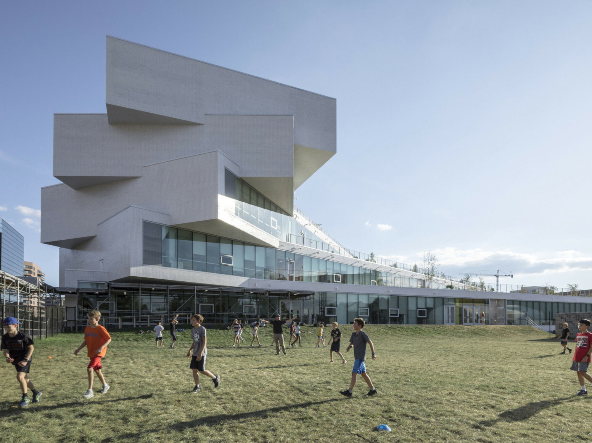 Die Architektinnen und Architekten von BIG – Bjarke Ingels Group konzipierten die inklusive Bildungsreinrichtung als ausdrucksstarken Blickfang.