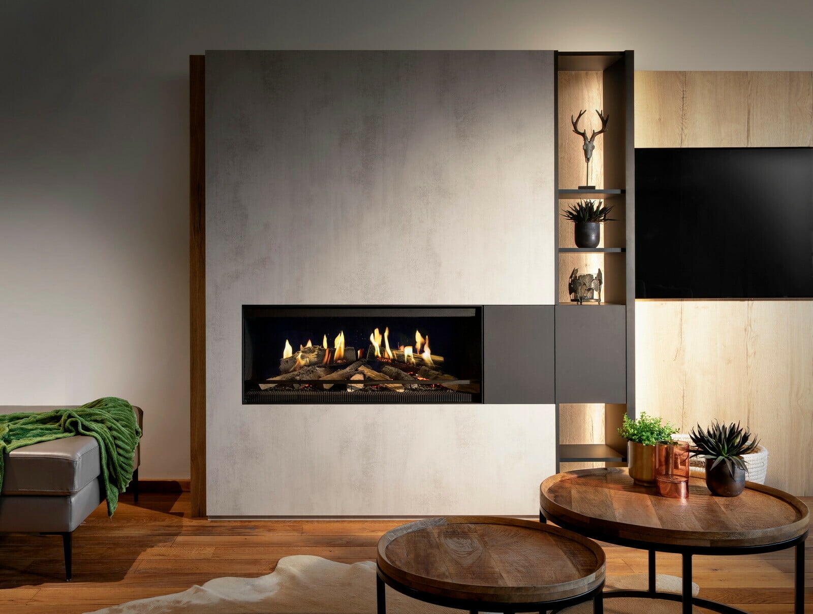 Mit dem digitalen „Kamin“ E-One will Kalfire ein realistisches Feuerbild mit echt wirkenden Holzscheiten aus Keramik bieten.