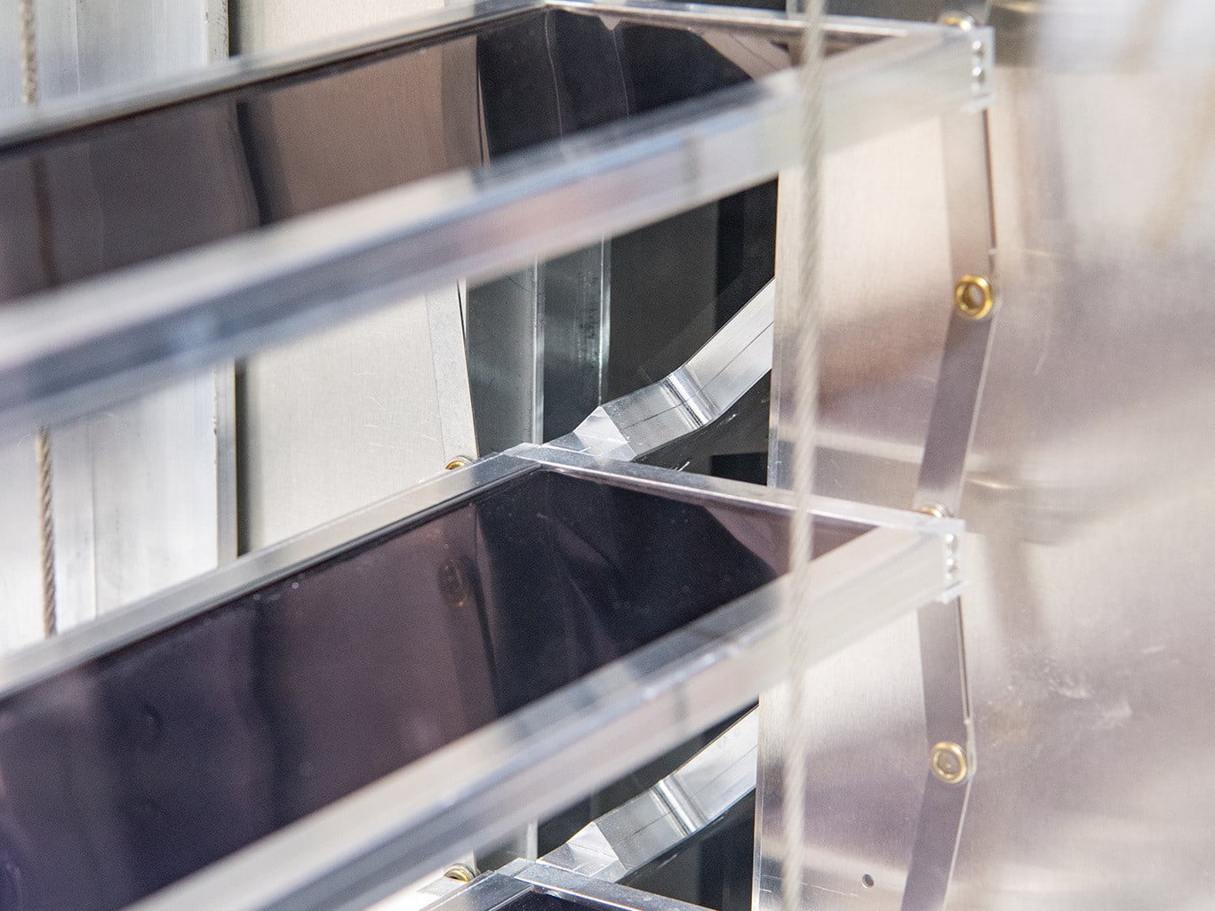 Die im Forschungsprojekt „Arkol“ entwickelten Streifenkollektor-Elemente lassen sich hinsichtlich Gestaltung und Ausrichtung flexibel in Fassaden integrieren,   hier als schwarze Streifen in Kombination mit dekorativen Fassadenprofilen. 