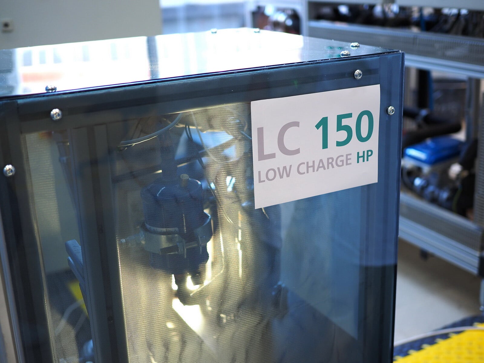 Die am Fraunhofer ISE entwickelte Wärmepumpe LC150 setzt auf das klimafreundliche Kältemittel Propan.