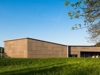 Die Logistikhalle der Elztalbrennerei Weis im Schwarzwälder Ort Gutach ist nach Plänen des Büros architektur³ größtenteils aus regionalem Holz und damit aus einem nachhaltigen Baumaterial realisiert worden.