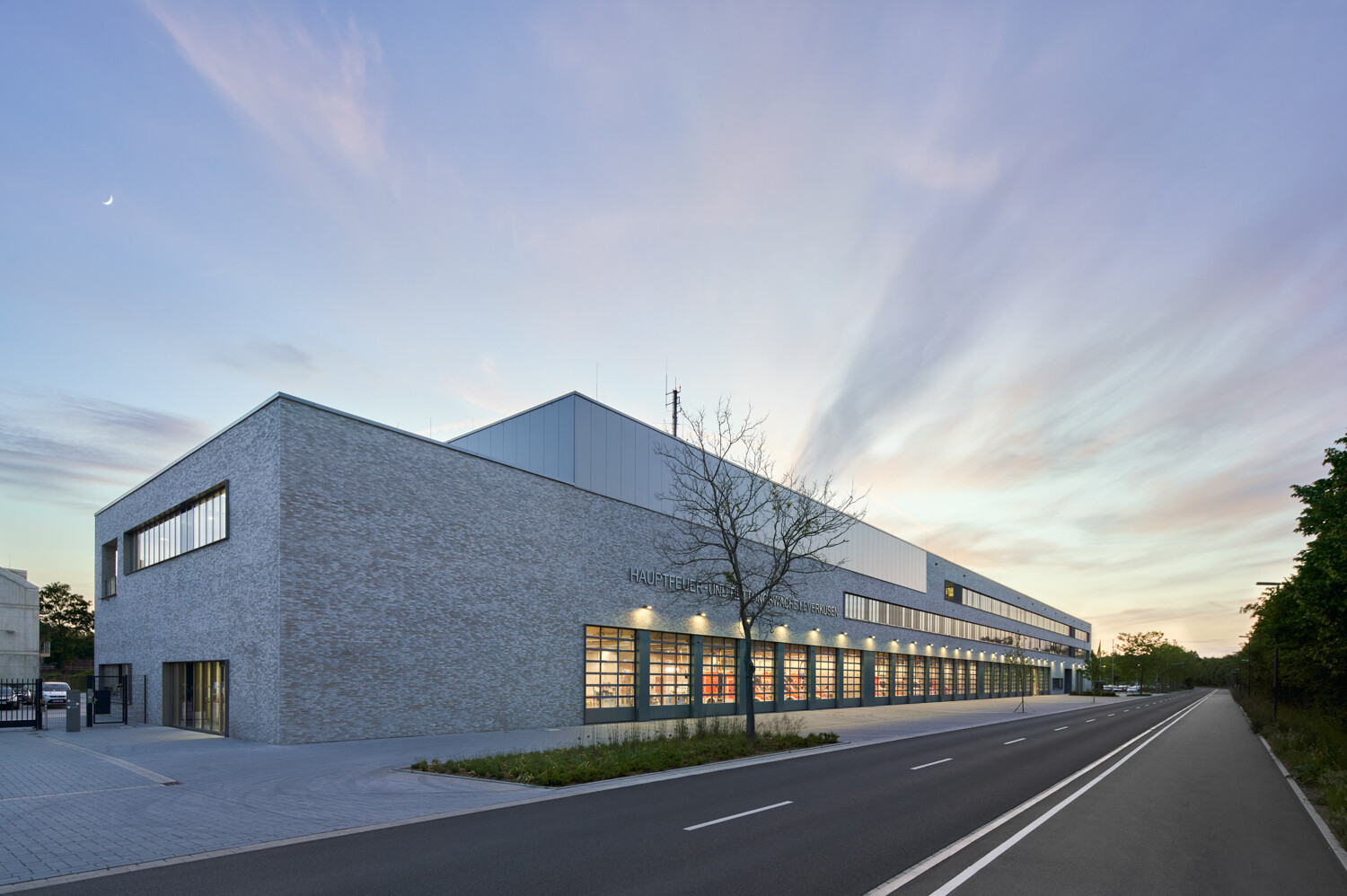 Der Neubau beherbegt nicht nur die vielfältigen Räumlichkeiten der professionellen Rettungskräfte, sondern - in einerm gesonderten Bereich - auch die Freiwillige Feuerwehr.