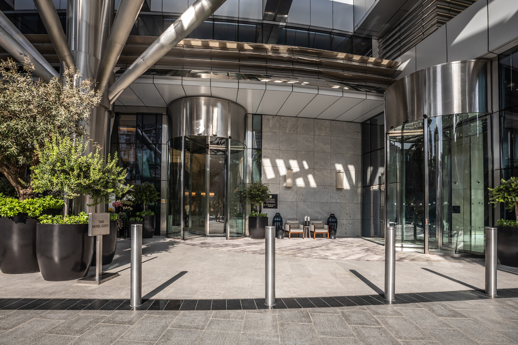 Bekannte Einsatzgebiete sind neben Museen auch Hotels, Banken, Versicherungen, Krankenhäuser, Flughäfen oder Einkaufszentren (im Bild: Address Downtown Hotel Dubai).