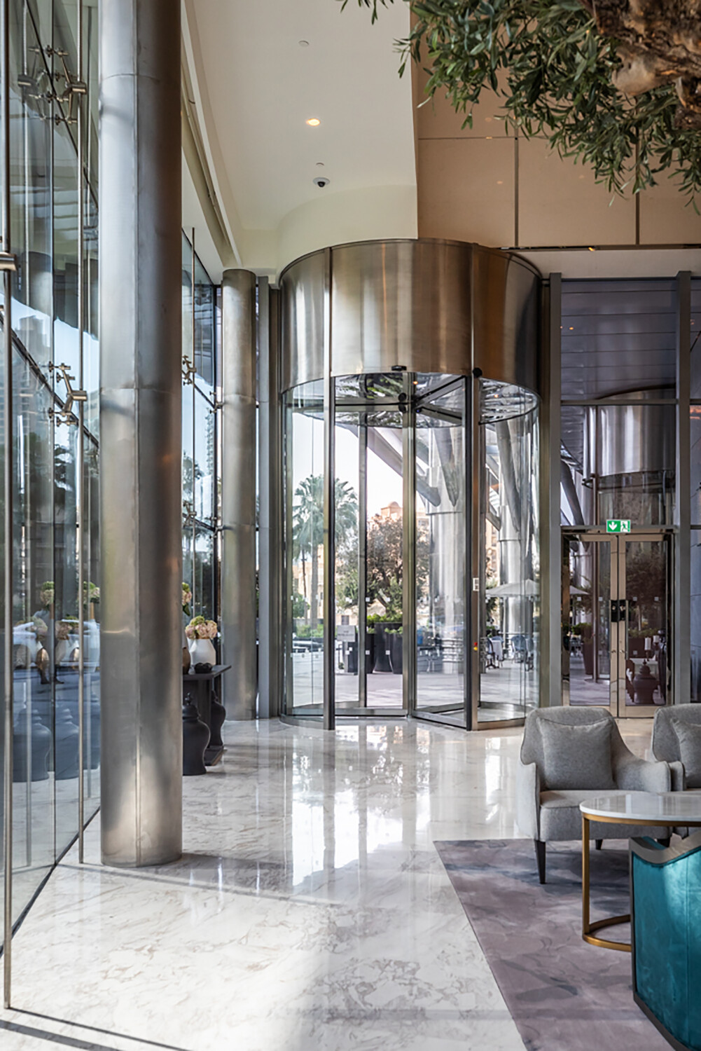 Beim Einsatz von Karusselltüren wird eine optimale Personenfrequenz erreicht, da ein gleichzeitiges Passieren des Gebäudes von innen und außen möglich ist  (im Bild: Address Downtown Hotel Dubai). 