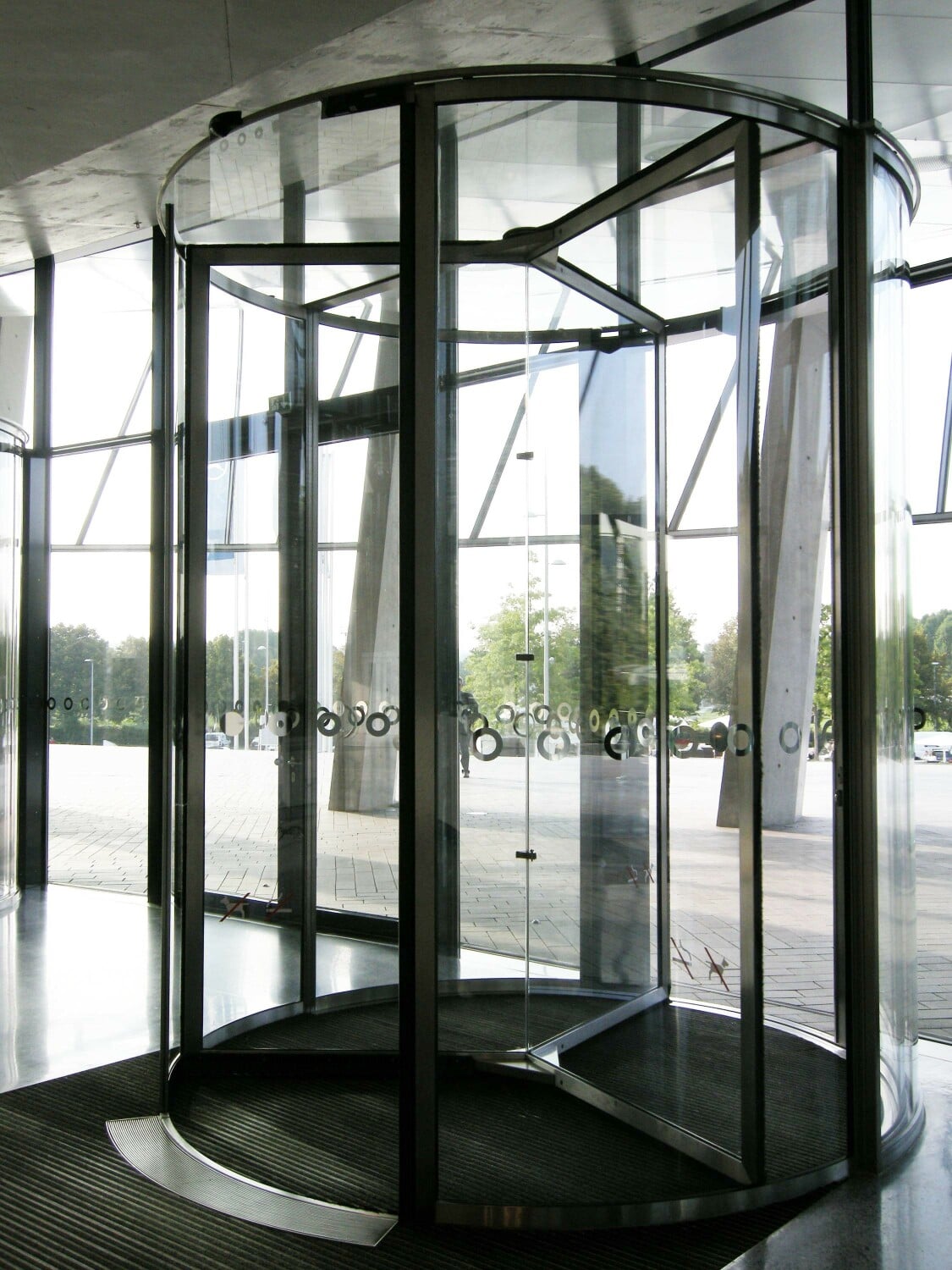 Aufgrund der Bauform bzw. der Wirkungsweise der Karusseltüren wird das Gebäudeinnere gut vor Zugluft, Lärm und Schmutz geschützt (im Bild: Mercedes-Benz-Museum Stuttgart).