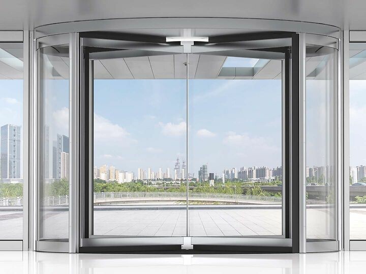 Automatische Karusselltüren werden im Allgemeinen als Außentüren in Gebäuden eingesetzt (im Bild: NRW Bank, Düsseldorf).