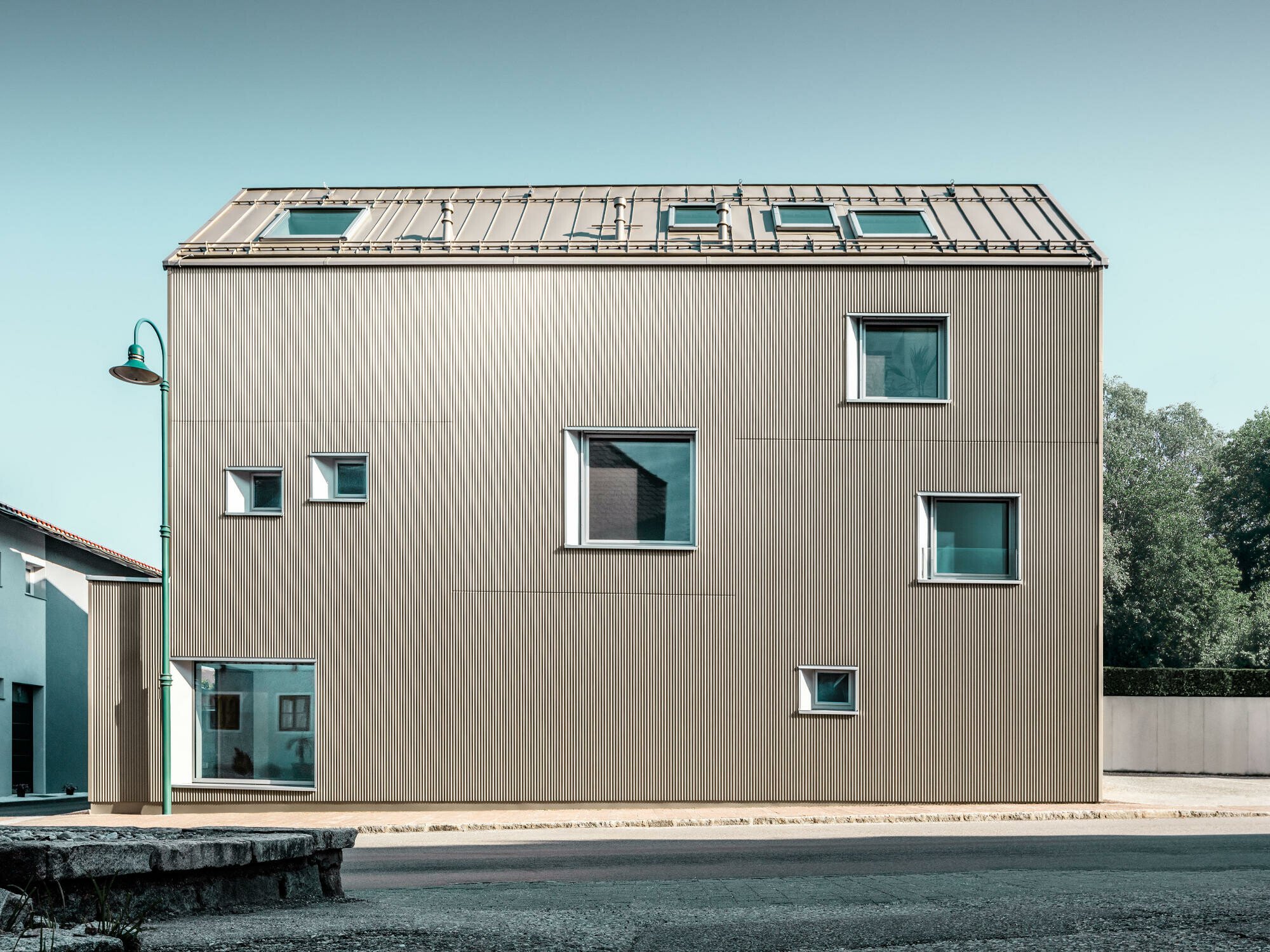 Macht einen stabilen Eindruck: die Fassade des Haus HS19 von BHE Architektur besteht aus Aluminium.