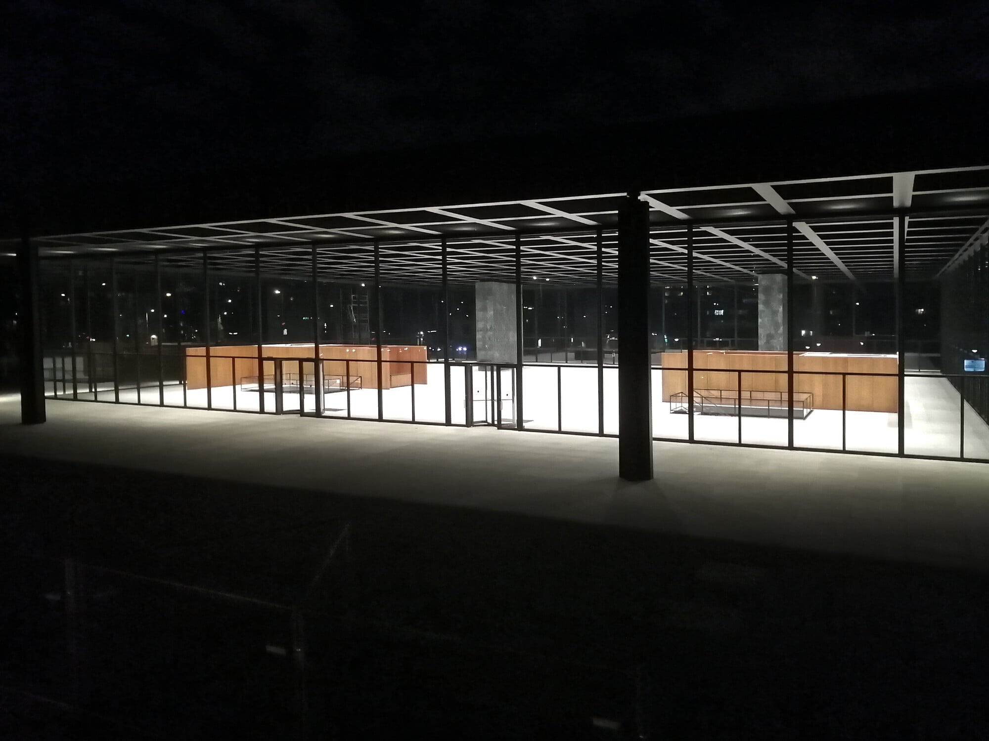 Gläser im XXL-Format erweitern die geometrische Freiheit von Glasfassaden. Weniger Glasteilungen ermöglichen filigrane, schlichte Fassaden aufgrund reduzierter Befestigungssysteme.