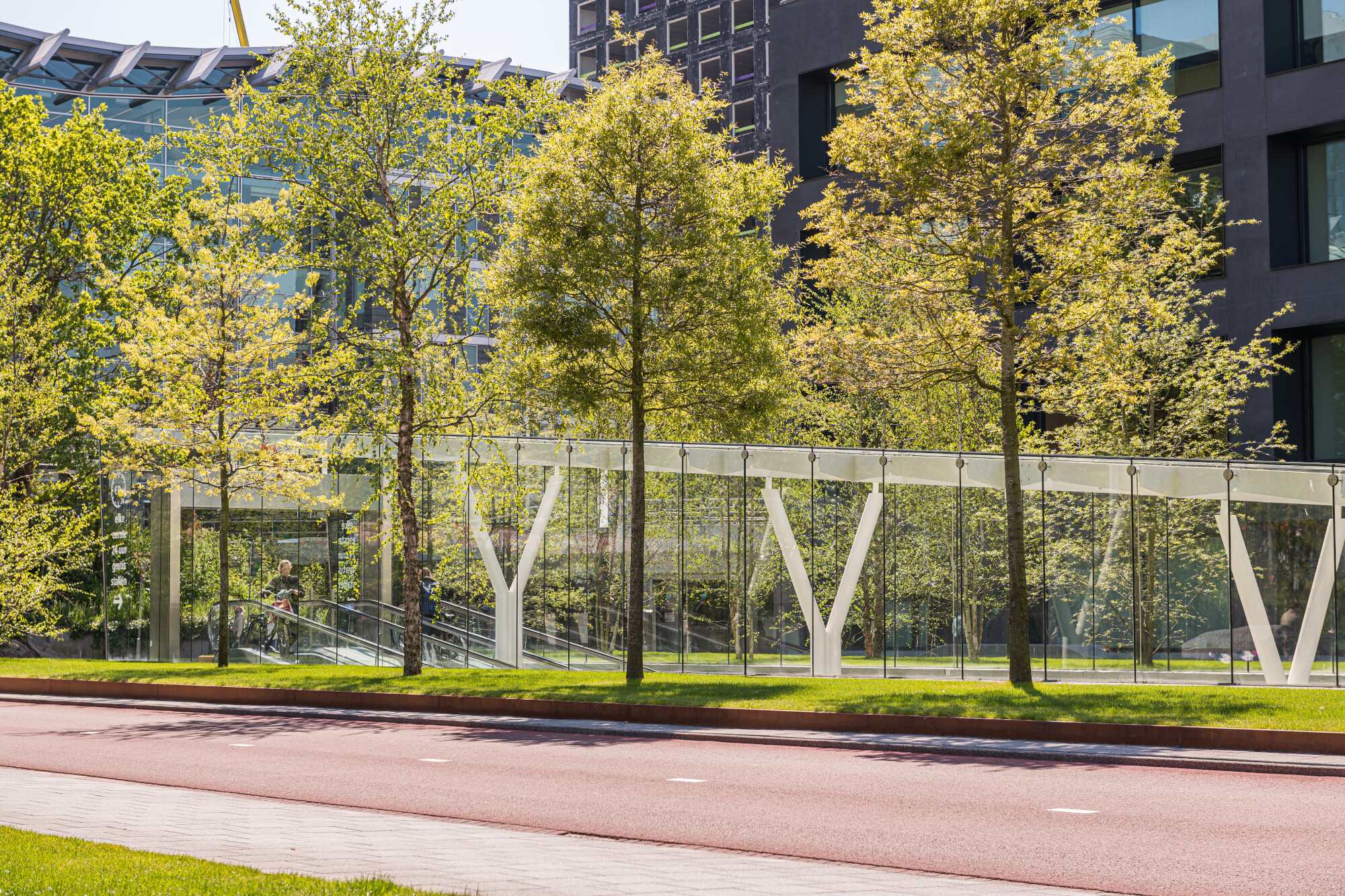Durch die Verlegung des Parkhauses in den Untergrund konnte die oberirdische Parkfläche als Teil der Entwurfsaufgabe verdoppelt und die parkenden Fahrräder aus dem Stadtbild eliminiert werden.