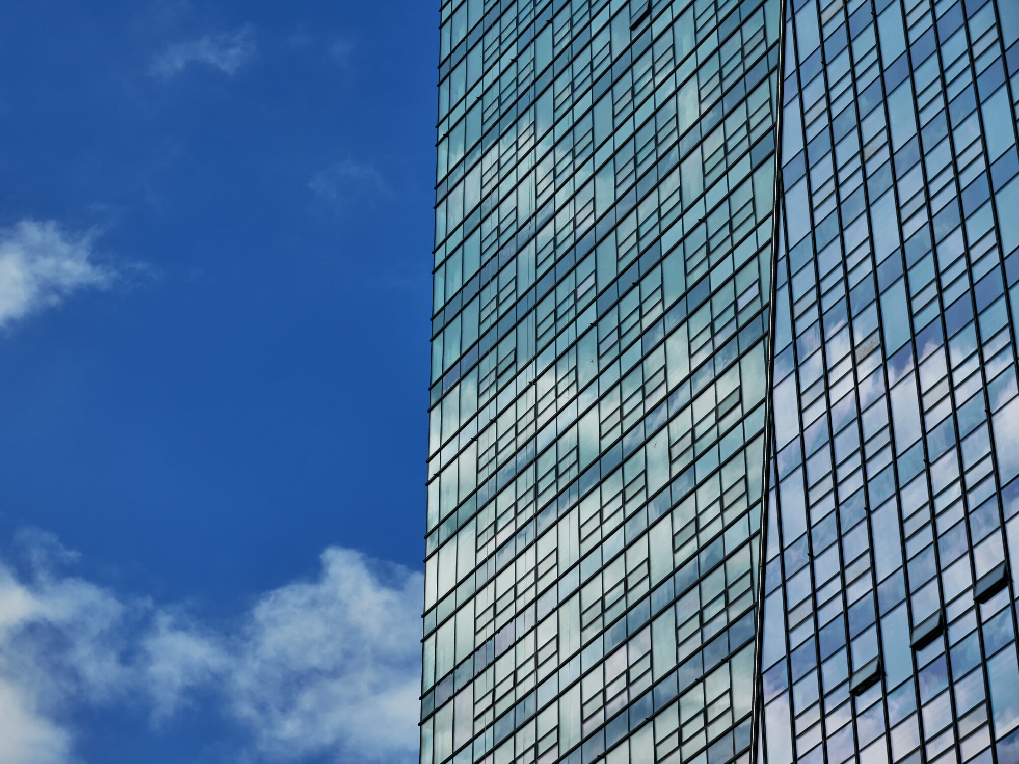 Die Glasfassasde des Nivy Tower wird durch verschiedenfarbige Glasfelder strukturiert. 