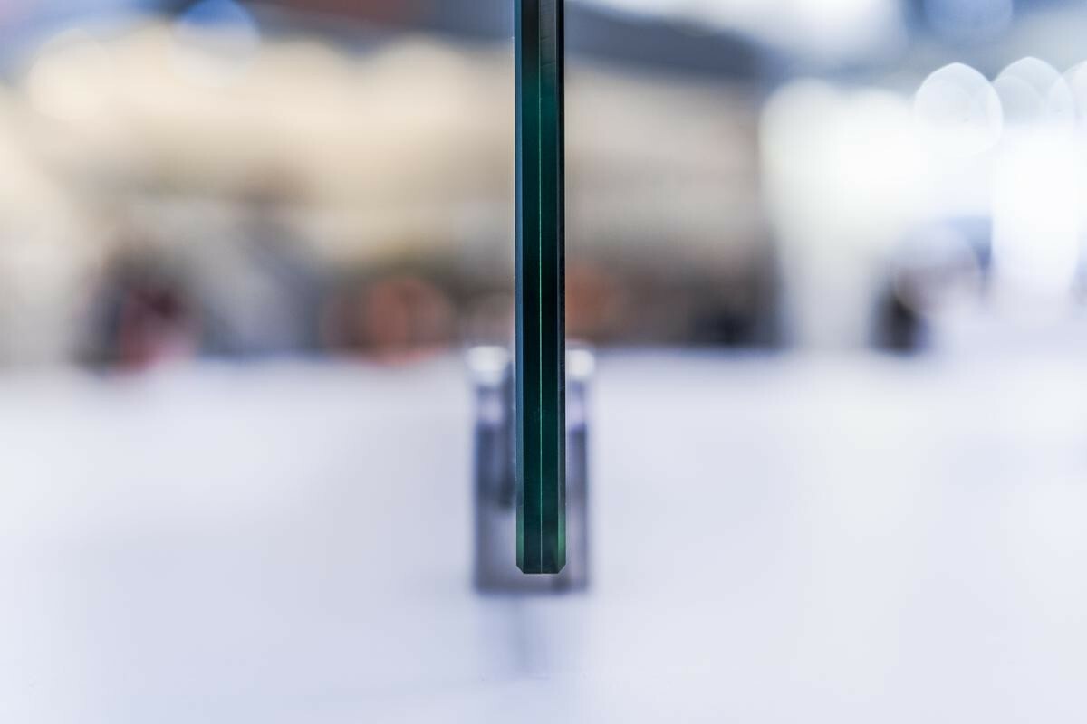 Das Vakuum-Isolierglas Fineo kommt ohne Dichtungen und Evakuierungsöffnung aus. 